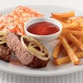 Beefburgers met frites en coleslaw