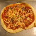 Pizza gemaakt met deeg van kwark en olie