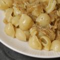 Pasta met uiensaus en pesto