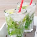 Zomercocktail met verse munt en limoen