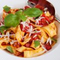 Pappardelle in pittige tomatensaus