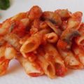 Pasta met tomaten, worst en champignons