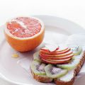 Toast met roomkaas, kiwi en appel
