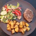Bifteki met citroen-aardappels en salade