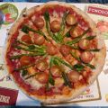 Pizza met groene asperges, tomaat en basilicum