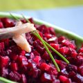 Salade met rode biet, gerookte haring en appel