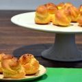 Homemade soesjes gevuld met crème pâtissière
