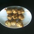 Tempura van hele aardappeltjes op een stokje