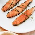 Op bord gegaarde zalm in dille-bieslookmarinade