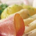 Asperges met rauwe ham en nieuwe aardappelen
