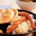 KaiserbrÃ¶tchen met zuurkool en Frankfurters