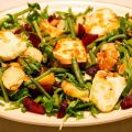 Lauwe salade met rode biet, boontjes en halloumi