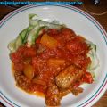 Goulash met courgettetagliatelle