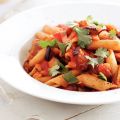 Pasta met gestoofde aubergine en tomaat