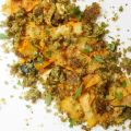 Gegrilde courgette, falafelkruim & tahinsaus.