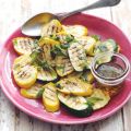 Gegrilde gele en groene courgette