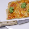 Pizza met oranje paprika en zelfgemaakte pesto