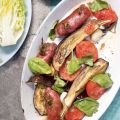 Salade met aubergine en rozemarijnworstjes