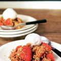 Aardbeiencrumble met vanille-ijs