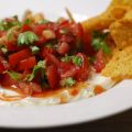 Roomkaas-chilidip voor tortillachips
