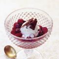 Roomijs met warme druiven en pure chocolade