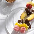 Marshmallow-fruitspiesen met chocoladesaus