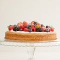 Taart van sloffendeeg met zomerfruit