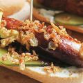 Hotdogs van kipsaucijzen met augurk, mosterd,[...]