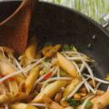 Geroerbakte asperges met lente-ui en kip