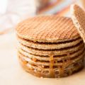 Stroopwafelcake met karamelsaus