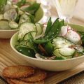 Komkommersalade met radijsjes en peultjes