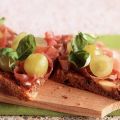 Crostini met ham en druiven
