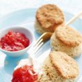 Scones met dikke room en rabarberjam