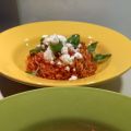 Orzo met kruidige tomatensaus en feta