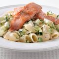 Macaronisalade met zalm en komkommer