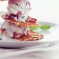 Wafels met frambozen-muntijs