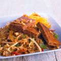Ketjaprijst uit de wok met gebakken tofu