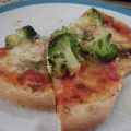 Pizza met Broccoli, Mozzarella en Pijnboompitten