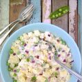 Aardappelsalade met erwtjes en gerookte forel