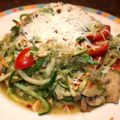Courgette spaghetti met pesto en champignons