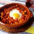 Ei met kikkererwten, chorizo en tomaten