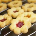 Kerstkoekjes met 'gekleurd glas'