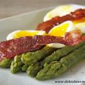 Groene asperges met ei en ontbijtspek