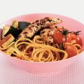 Spaghetti met tomatensaus en gegrilde kip