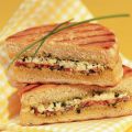 Beschuitbolpanini met geitenkaas