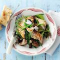 Salade met gegrilde kip en hazelnootolie