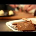 Witte chocolademousse met amandelbrood en verse[...]