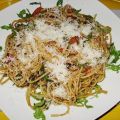 Pasta aglio olio met tomaten, rucola en[...]
