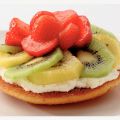 Zomerse eierkoek met kiwi en aardbeien