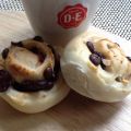Koffiebroodje met cranberry's en chocolade
